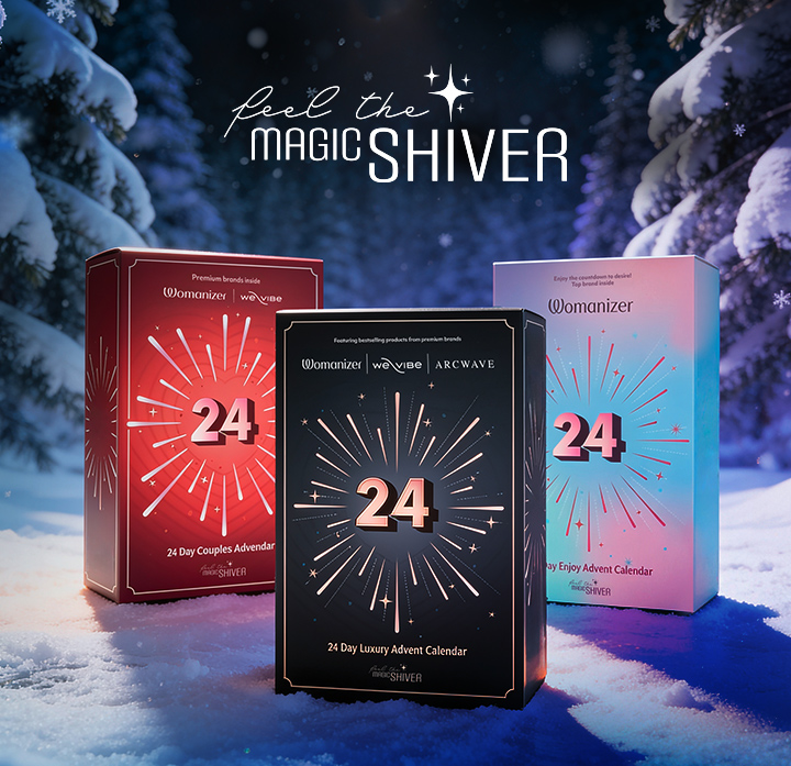 Drei Adventskalender stehen in einer verschneiten Winterlandschaft.