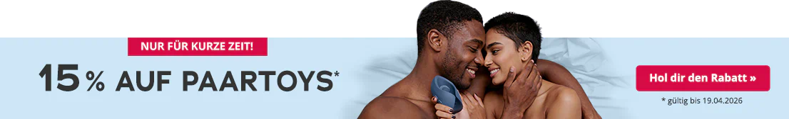 Ein lachendes Paar liegt eng umschlungen auf einem Bett mit hellblauer Bettwäsche. Beide sind oberkörperfrei. Die Frau hält einen dunkelblauen Masturbator in der Hand. Links daneben steht in großer schwarzer Schrift: „15 % auf Paartoys*“. Darunter kleiner Text: „* gültig bis 19.04.2026“.