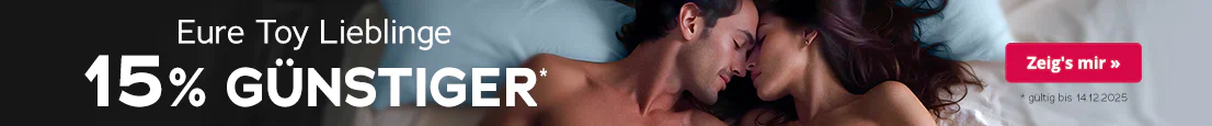 Nacktes Paar auf Bett, Werbetext „Eure Toy Lieblinge 15% günstiger, gültig bis 14.12.2025“ im Vordergrund.