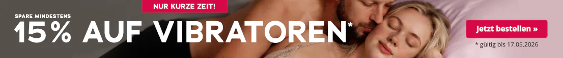 Ein Paar liegt eng beieinander auf einem Bett. Die Frau in beiger Unterwäsche hält einen lilafarbenen Vibrator, der Mann liegt hinter ihr und küsst sie am Hals. Links steht der Text „Spare mindestens 15 % auf Vibratoren*. Gültig bis 17.05.2026“. Oben roter Button „Nur kurze Zeit!“.