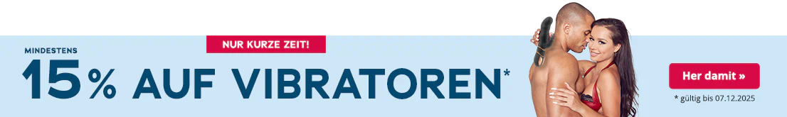 Eine Frau in roten Dessous mit schwarzer Spitze hält ihre Arme um einen Mann, der oberkörperfrei ist. Sie hält ein schwarzes Toy in der Hand. Großflächig steht "Mindestens 15% auf Vibratoren, gültig bis 07.12.2025". Unterwäsche hält einen schwarzen Vibrator, daneben blaue Werbegrafik mit Text: „Mindestens 15 % auf Vibratoren, gültig bis 07.12.2025“.