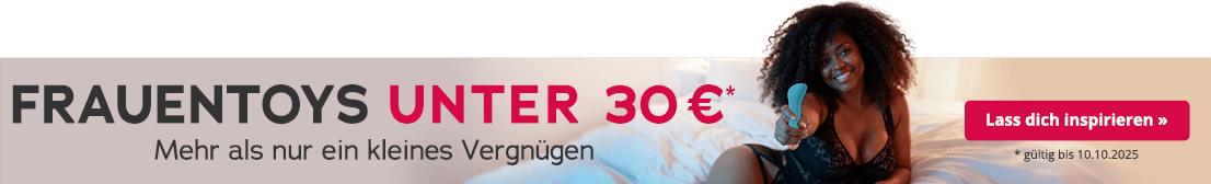 Auf dem Bild liegt eine Frau mit einem schwarzen Spitzen Body auf einem Bett und lächelt. Sie hält ein Toy in der Hand. Großflächig steht in schwarzer und roter Schrift „Frauentoys unter 30€“. Darunter steht in kleiner, schwarzer Schrift "Mehr als nur ein kleines Vergnügen - gültig bis 10.10.2025“.