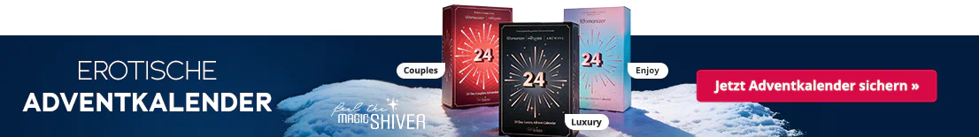 Drei Adventkalender in verschiedenen Farben stehen auf verschneitem Untergrund. Der Hintergrund ist dunkelblau und großflächig steht der Text "Erotische Adventkalender".