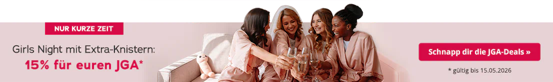 Mehrere Frauen in rosafarbenen Satin-Morgenmänteln sitzen lachend auf einem beigefarbenen Sofa und stoßen mit Sektgläsern an. Großflächig steht der Text „Girls Night mit Extra-Knistern: 15% für euren JGA - gültig bis 15.05.2026."