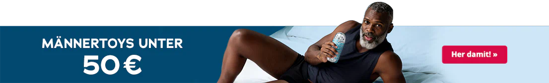 Werbebanner mit einem Mann, der ein Männertoy hält, daneben Text „Männertoys unter 50 €“ und ein roter Pfeil-Button auf hellblauem Hintergrund.
