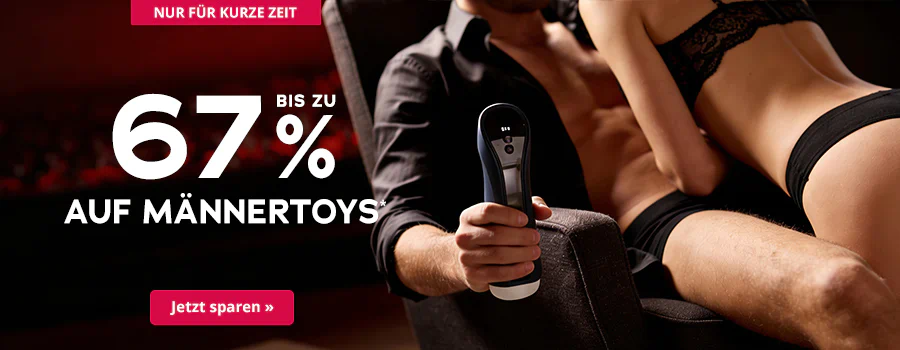 Ein Mann in Unterhose und aufgeknöpftem Hemd sitzt neben einer Frau in schwarzer Unterwäsche, die sich leicht über ihn beugt. Der Mann hält einen Masturbator in der Hand. Weißer Text: „Bis zu 67% auf Männertoys*“.Oben ein rotes Banner "Nur kurze Zeit!". Unten ein roter Button: „Jetzt sparen »“.
