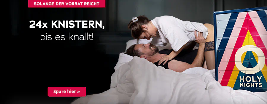 Das Bild zeigt eine Werbeanzeige. Ein Mann liegt mit dem Rücken auf einem Bett und eine Frau liegt über ihn gebeugt. Beide lächeln sich an. Der Mann trägt ein schwarzes und die Frau ein weißes T-Shirt. Sie hat schwarze Strapsen mit Spitze an. Plakativ ist der Adventkalender mit buntem Design und der Aufschrift „HOLY NIGHTS“ abgebildet. Darüber steht in weißer Schrift: „24x knistern, bis es knallt!“. Am oberen Rand ist ein rotfarbener Button mit dem Hinweis „Solange der Vorrat reicht“. Unterhalb ist ebenfalls ein rotfarbener Button mit der Aufschrift „Spare hier »“.
