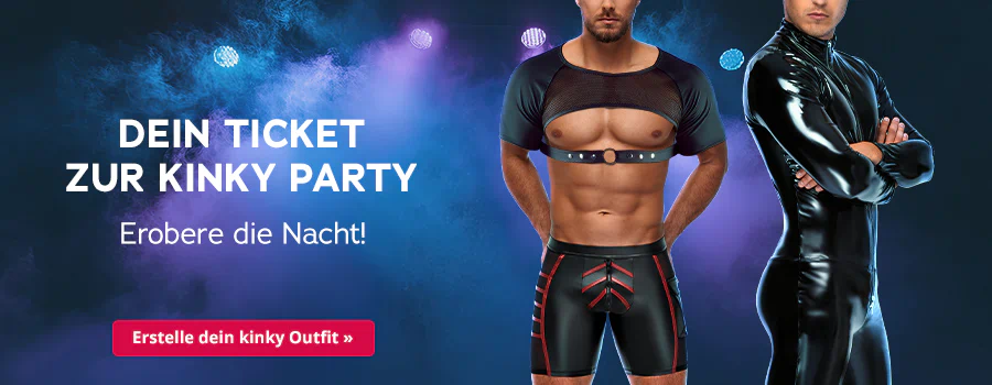 Das Bild zeigt eine Werbeanzeige mit einem dunklen Hintergrund mit Partyatmosphäre. Es sind zwei Männer abgebildet. Der eine Mann trägt eine schwarze Mattlook Hose mit roten Elementen und ein Crop-Top mit verstellbarem Unterbrust-Riemen. Der andere Mann trägt einen schwarzen Lack Overall. Großflächig steht in weißer Schrift "Dein Ticket zur Kinky Party - Erobere die Nacht!" Unterhalb steht in einem rotfarbenen Button "Erstelle dein kinky Outfit".