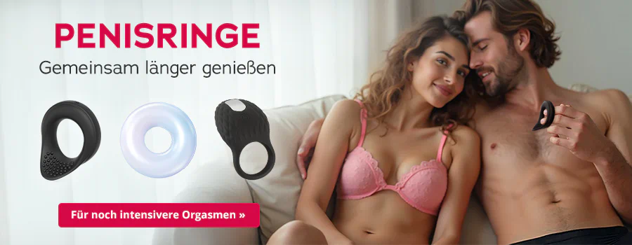 Drei Penisringe in Schwarz, Transparent und Schwarz mit weißem Akzent vor einem Paar, das entspannt auf einem Bett liegt. Text: 'Penisringe – Gemeinsam länger genießen'. CTA: 'Für noch intensivere Orgasmen'
