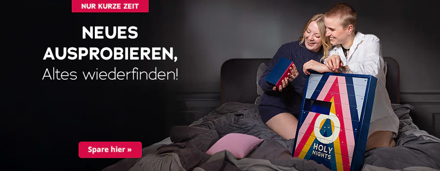 Das Bild zeigt eine Werbeanzeige. Zwei Frauen knien im Bett und schauen sich gemeinsam ein Türchen aus dem Adventkalender an. Dieser ist im bunten Design und hat die Aufschrift „HOLY NIGHTS“. Darüber steht in weißer Schrift: „Neues ausprobieren, altes wiederfinden“. Am oberen Rand ist ein rotfarbener Button mit dem Hinweis „Nur kurze Zeit“. Unterhalb ist ebenfalls ein rotfarbener Button mit der Aufschrift „Spare hier »“.