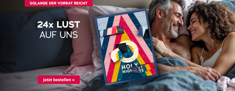 Das Bild zeigt eine Werbeanzeige. Ein Mann, der oberkörperfrei ist, liegt Arm in Arm mit einer Frau, die ein weißes Top trägt. Die beiden schauen sich an und lächeln. Plakativ ist der Adventkalender mit buntem Design und der Aufschrift „HOLY NIGHTS“ abgebildet. In weißer Schrift steht „24x Lust auf uns!“. Am oberen Rand ist ein rotfarbener Button mit dem Hinweis „Solange der Vorrat reicht“. Unterhalb ist ebenfalls ein rotfarbener Button mit der Aufschrift „Jetzt bestellen»“.