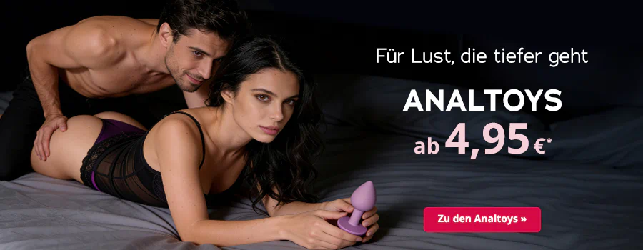 Eine Frau liegt mit dem Bauch auf einem Bett und hält einen Analplug in der Hand. Über ihr liegt ein Mann, der sie anschaut. Der Mann ist Oberkörperfrei und die Frau trägt einen schwarzen Spitzenbody. Großflächig steht der Text "Für Lust, die tiefer geht - Analtoys ab 4,95€". Am unteren Rand befindet sich ein roter Button mit der Aufschrift "Zu den Analtoys".