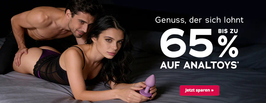 Eine Frau liegt mit dem Bauch auf einem Bett und hält einen Analplug in der Hand. Über ihr liegt ein Mann, der sie anschaut. Der Mann ist Oberkörperfrei und die Frau trägt einen schwarzen Spitzenbody. Großflächig steht der Text "Genuss, der sich lohnt - Bis zu 65% auf Analtoys". Am unteren Rand befindet sich ein roter Button mit der Aufschrift "Jetzt sparen".