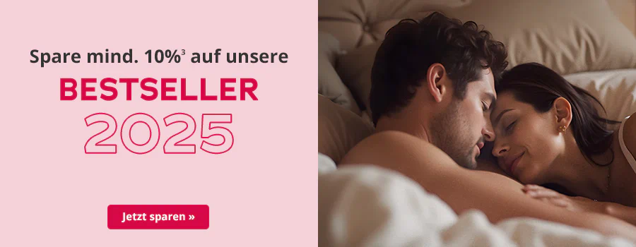 Paar liegt eng umschlungen und entspannt in einem Bett. Text: 'Spare mind. 10 % auf unsere Bestseller 2025'. CTA: 'Jetzt sparen'