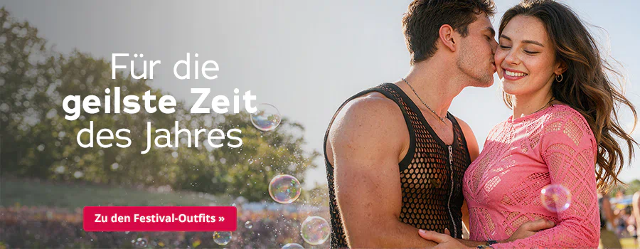 Ein Paar steht eng beieinander im hellen Freien; der Mann küsst die Frau auf die Wange. Sie trägt ein pinkes, langärmeliges Spitzenoberteil, er ein schwarzes Netzshirt. Oben steht „Für die geilste Zeit des Jahres“, unten ein roter Button „Zu den Festival-Outfits »
