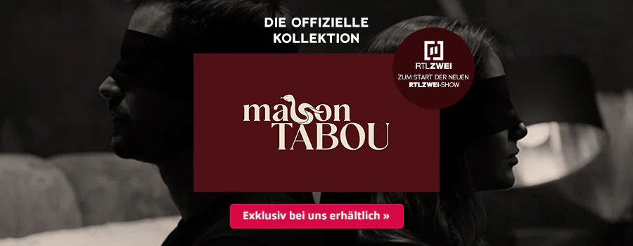 Zwei Personen die jeder eine Augenbinde tragen, sitzen Rücken an Rücken auf einem Bett. Oberhalb steht der Text „DIE OFFIZIELLE KOLLEKTION“. Mittig steht ein bordeauxrotes Feld mit dem cremefarbenen Schriftzug „maison TABOU“. Daneben eis Störer in dem "Zum Start der Neuen RTLZWEI-Show" steht. Unten ein roter Button: „Exklusiv bei uns erhältlich »