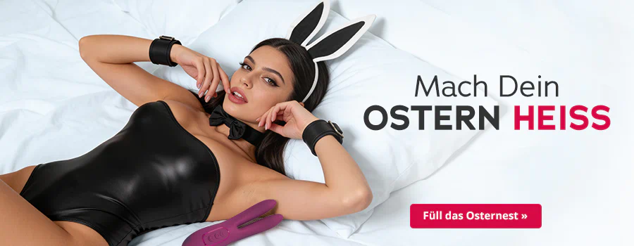Eine Frau liegt auf einem rosa Bett und schaut verführerisch in die Kamera. Sie trägt ein schwarzen, glänzenden Body, dazu schwarze Hasenohren, eine schwarze Fliege und passende Leder-Handmanschetten. Neben ihr liegt ein lilafarbenes Sexspielzeug in Hasenohrenform. Über ihr steht in großer Schrift der Text „Mach Dein OSTERN HEISS“, unten befindet sich ein roter Button mit der Aufschrift „Füll das Osternest“