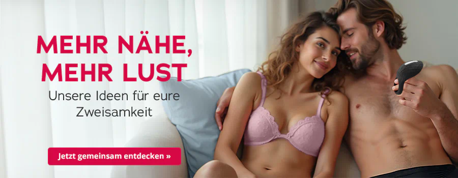 Paar sitzt eng beieinander auf einem Sofa, Frau trägt einen Spitzen-BH, Mann ist oberkörperfrei, er hält Erotikspielzeug in der Hand, Text: „Mehr Nähe, mehr Lust – Unsere Ideen für eure Zweisamkeit“, Button „Jetzt gemeinsam entdecken“.