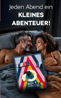 Das Bild zeigt eine Werbeanzeige. Ein Mann, der oberkörperfrei ist liegt Arm in Arm mit einer Frau, die ein helles Top trägt. Die beiden schuen sich an und lächeln. Plakativ ist der Adventkalender mit buntem Design und der Aufschrift „HOLY NIGHTS“ abgebildet. In weißer Schrift steht „Jeden Abend ein kleines Abenteuer!“.