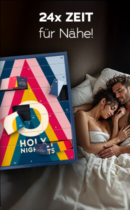 Das Bild zeigt eine Werbeanzeige. Ein Mann und eine Frau liegen beide Arm in Arm, mit geschlossenen Augen und oberkörperfrei im Bett. Plakativ ist der Adventkalender mit buntem Design und der Aufschrift „HOLY NIGHTS“ abgebildet. In weißer Schrift steht „24x Zeit für Nähe!“.