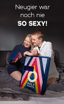 Das Bild zeigt eine Werbeanzeige, bei der zwei Frauen auf einem Bett knien und sich gemeinsam ein Türchen aus dem Adventkalender ansehen. Dieser ist im bunten Design und hat die Aufschrift „HOLY NIGHTS“. Daneben steht in weißer Schrift: „Neugier war noch nie so sexy!“.