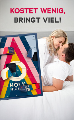 Das Bild zeigt eine Werbeanzeige. Ein Mann in weißem T-Shirt liegt mit dem Rücken auf einem Bett und eine Frau in weißer Bluse liegt über ihn gebeugt. Beide lächeln sich an. Plakativ ist der Adventkalender mit buntem Design und der Aufschrift „HOLY NIGHTS“ abgebildet. Darüber steht in roter und schwarzer Schrift: "Kostet wenig, bringt viel“.