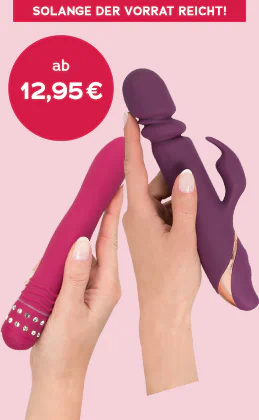 Zwei weibliche Hände halten pinken und lilafarbenen Vibrator vor rosa Hintergrund, Text: „ab 12,95 €“ und Banner „Solange der Vorrat reicht!“, unten Button „Die besten Vibratoren“.