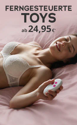 Ein lächelndes Paar liegt eng auf einem dunklen Bett; die Frau trägt schwarze Unterwäsche und der Mann hält eine weiße Fernbedienung. Text: „FERNGESTEUERTE TOYS“, „ab 24,95 €“, ein roter Button „Verbindet euch »“ und „ gültig bis 16.08.2026“.