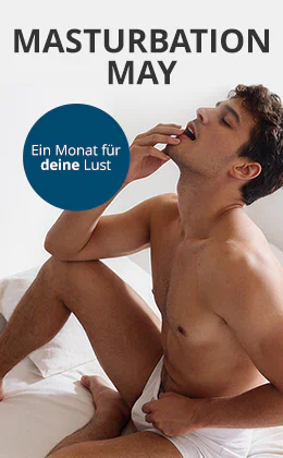Ein Mann, der oberkörperfrei ist, sitzt auf einem Bett mit weißer Bettwäsche. Er hat geschlossenen Augen und hat seine Hand an seinem Mund. Großflächig steht der Text: „MASTURBATION MAY – Du suchst noch Toys für ihn?“ Unten befindet sich ein roter Button mit der Aufschrift: „Zur Männertoy-Auswahl»“.