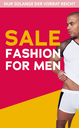 Werbemittel für Herrenmode. Ein Mann mit kurzem Haar trägt ein Outfit bestehend aus einem weißen Oberteil mit schwarzen Mesh-Ärmeln und einer weißen Boxer-Unterhose mit schwarzen Akzenten. Der Hintergrund ist in kräftigem Rot und Gelb gestaltet. Links neben dem Mann steht der Text "SALE FASHION FOR MEN" in großen Buchstaben, wobei "SALE" in gelber und "FASHION FOR MEN" in weißer Schrift hervorgehoben ist.