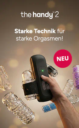 Eine Hand hält einen schwarzen Masturbator vor beigefarbenem Hintergrund. Im Hintergrund sind mehrere transparente Aufsätze. Oben steht „the handy 2“ und „Starke Technik für starke Orgasmen!“, daneben ein roter Kreis mit „NEU“.