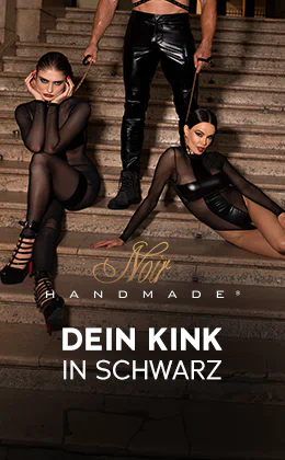 Das Bild zeigt eine Werbeanzeige. Darauf sitzen drei Personen auf einer Treppe. Ein Mann in schwarzem Outfit mit Maske und Lederharness sitzt in der Mitte, während links neben ihm eine Frau kniet und rechts eine weitere Frau sitzt. Beide haben ein schwarzes, hautenges und leicht durchsichtiges Outfit an. Beide Frauen haben ein goldfarbenes Halsband mit Leine um und der Mann hält sie daran fest. Großflächig steht "Dein Kink in schwarz". Das goldene Logo mit der Aufschrift „Noir Handmade“ ist ebenfalls im Bild zu sehen. Am unteren Rand befindet sich ein rotfarbener Button mit der Aufschrift „Jetzt Noir entdecken“.