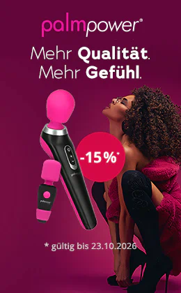Banner für palm power mit pink-schwarzem Massagestab und Mini-Massagestab vor dunkelviolettem Hintergrund. Rechts sitzt eine lockige Frau mit Sonnenbrille und rotem Oberteil. Texte: „Mehr Qualität. Mehr Gefühl.“, „-15 %*“, „gültig bis 23.10.2026“; roter Button: „Finde dein Lieblingstoy »“.