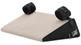 Hauptbild von Liebeskissen „Bondage Wedge“ mit abnehmbaren Handfesseln