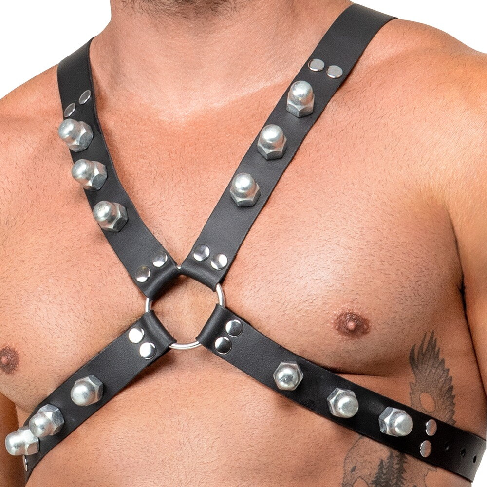 Leder-Brustharness mit markanten Kuppel-Ziernieten